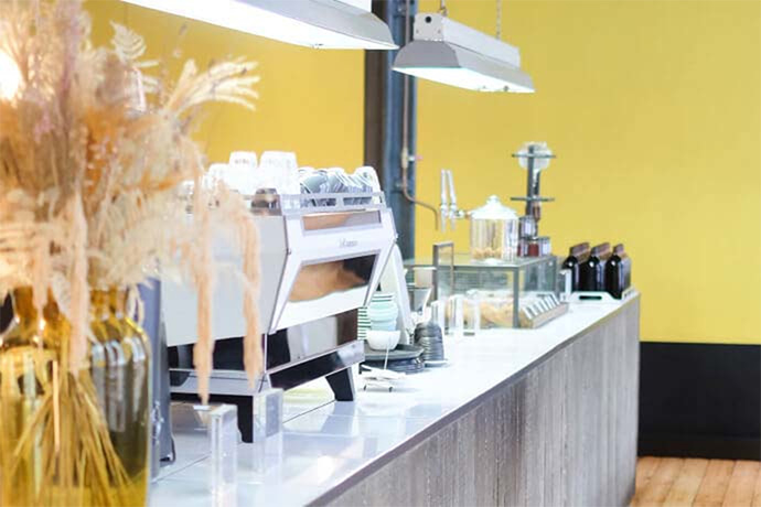 A station for coffee preparation with a coffee machine.