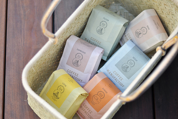 Coffee Manufactory coffee bags in a cream-coloured basket.